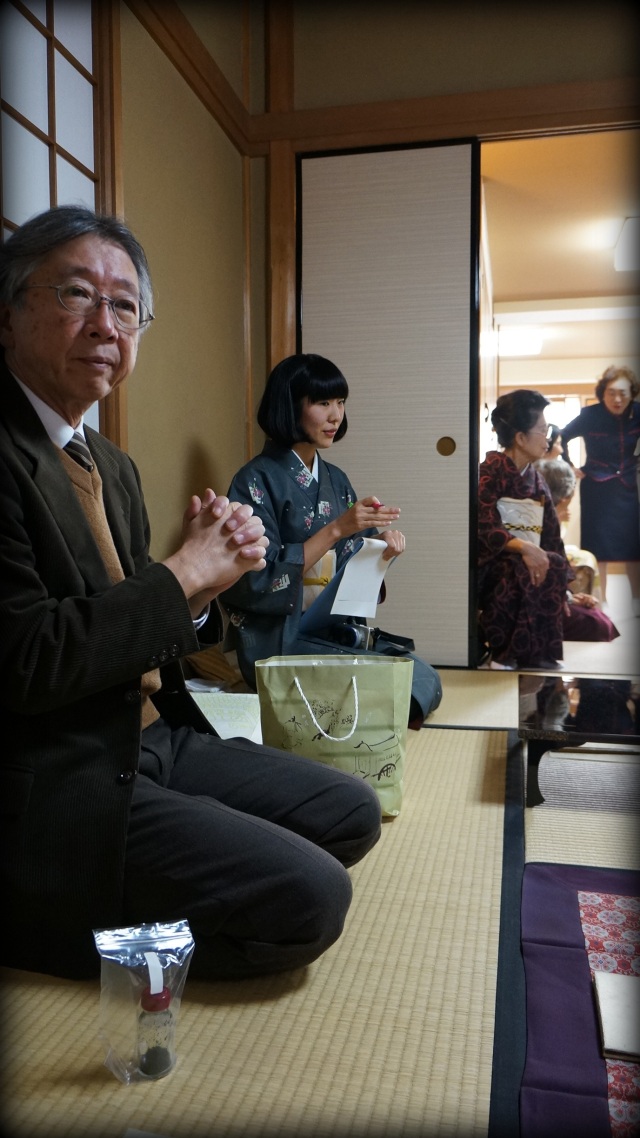 Mr. Yamada of Kogado explains the history and raw materials of Japanese incense